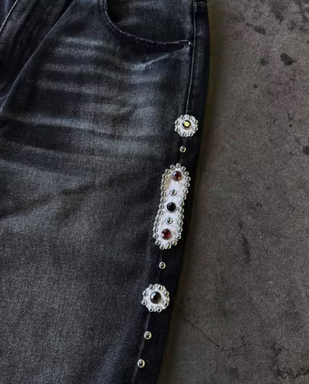 Męskie Spodnie Jeansowe Statement  – Black Embellished Edition